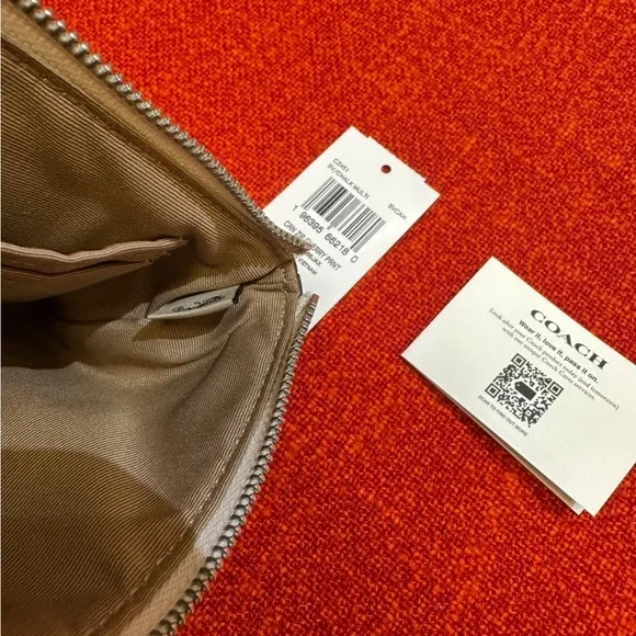 ❤️❤️❤️NEW Coach wristlet/wallet with cherry print /silvertone hardware ❤️❤️❤️ - Picture 8 of 10